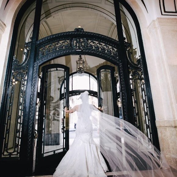 Elegant Cathedral-Length Bridal Veil – Timeless Romance & Grace - Picture 4 of 5